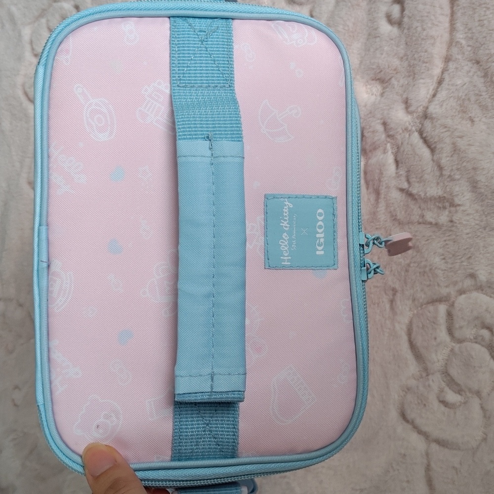 Igloo x Hello Kitty 50th Anniversary Limited Edition 9-can Cooler Bag - Picture 6 of 10